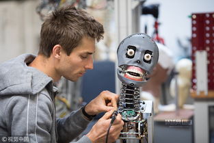 實(shí)拍英國(guó)機(jī)器人工廠 人形樣貌機(jī)器人栩栩如生
